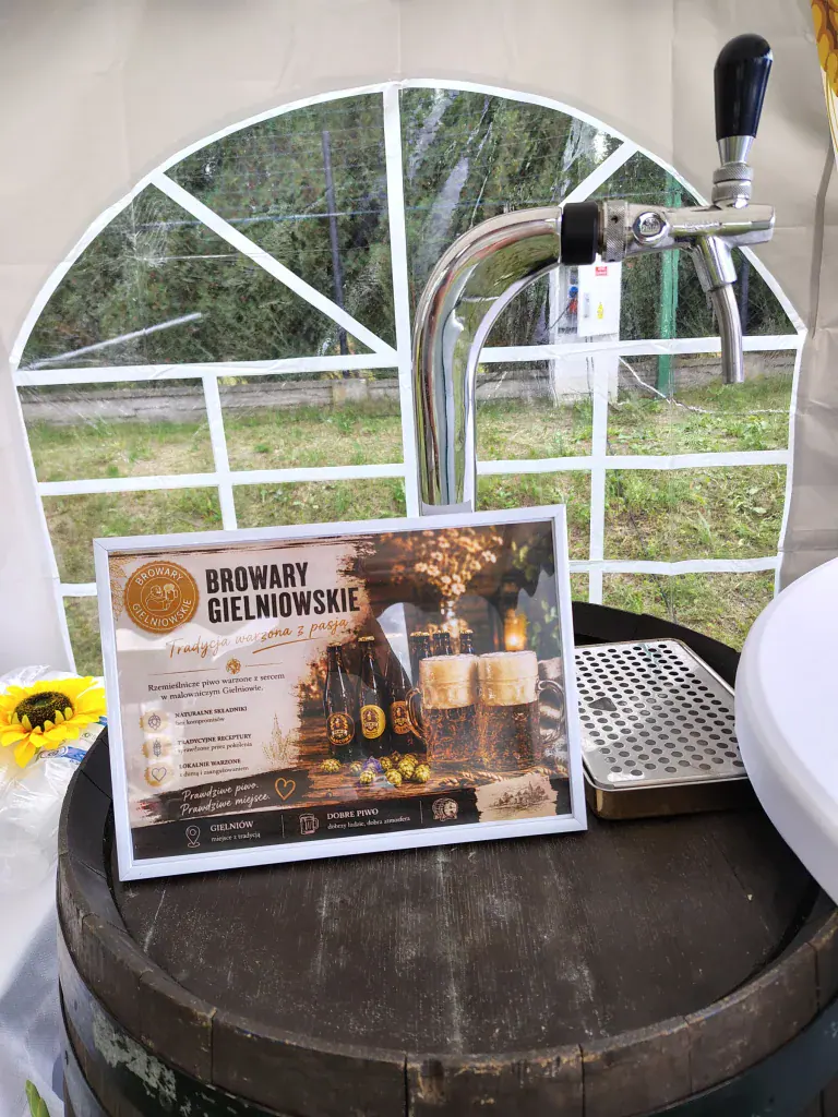 Tabliczka Browarów Gielniowskich przy nalewaku na stoisku lokalnych produktów.