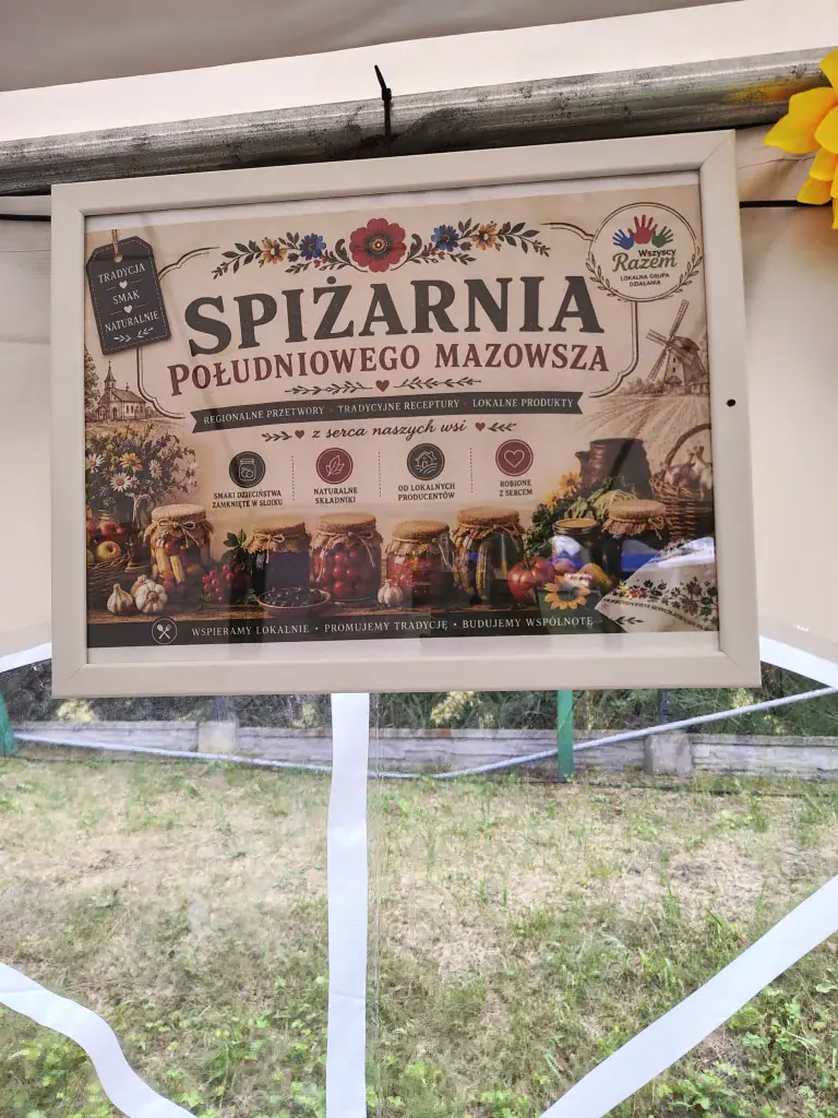 Plansza „Spiżarnia Południowego Mazowsza” w namiocie wystawców.