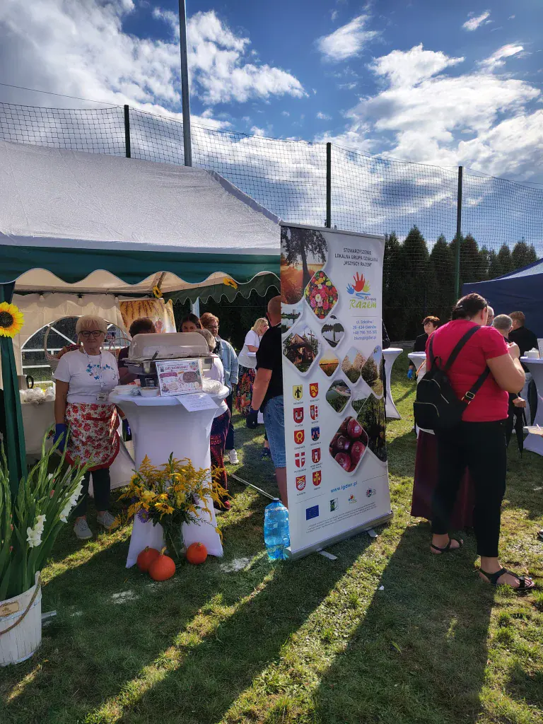 Stoisko Smaków Południowego Mazowsza i odwiedzający piknik w Rusinowie.