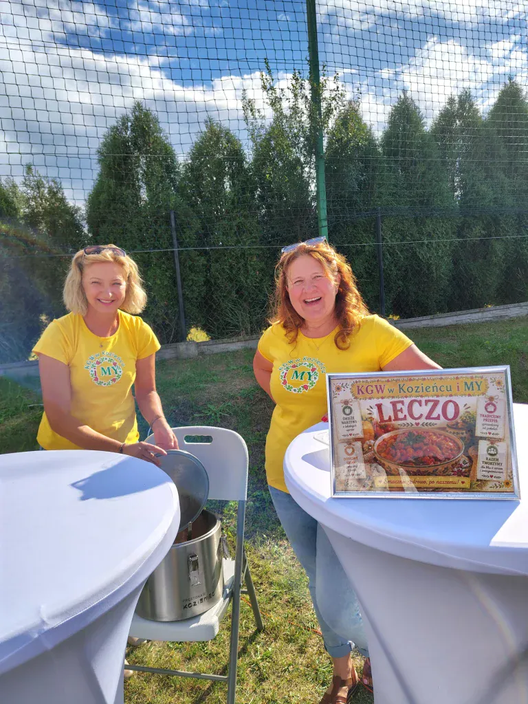 Wystawczynie przy stoliku z tabliczką „Leczo” i regionalnymi potrawami.